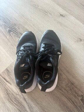 Nike tennis shoes are a casual athletic shoe designed for all-day comfort. 36